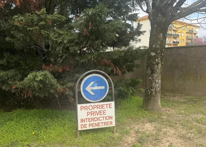 Spacieux 2 Pieces Dans ,place De Parking Prive Gratuit, Tram A 100m ,centre A 6 Min شقة مُلووز